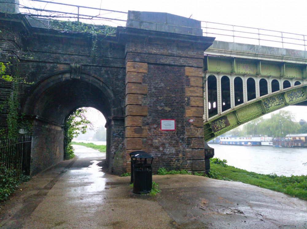 The Environment Agency's flood alert from yesterday morning, 7 May, remains in place around Richmond ‘as a result of spring tides’. (Photo: Ollie G. Monk)