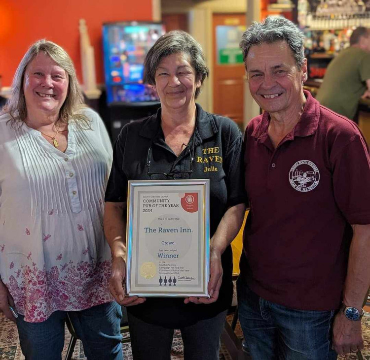 Manager of The Raven, Julie Moore (centre), with the South Cheshire CAMRA Branch 'Community Pub of the Year' award (Nub News).