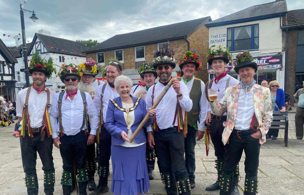 Mayor Cllr Ann Nevitt presents Leominister Morris with the winning stick. (Photos: Nub News) 