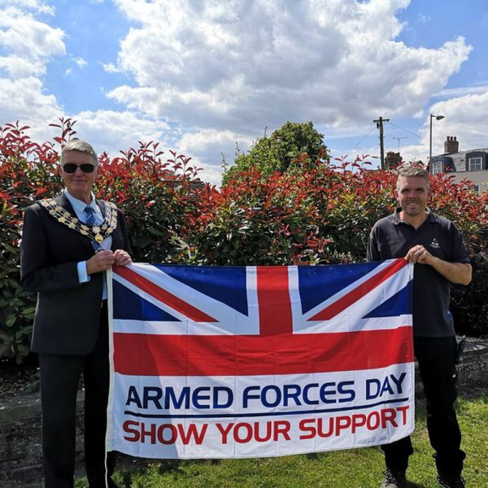 Cllr Kevin Lagan and a MDC representative holding the flag. (Photo: MDC)