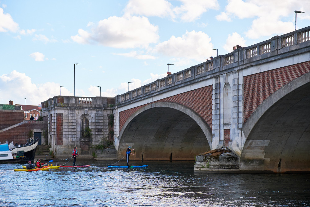 Paddleboarders approach Hampton Court Bridge. (Photo: Oliver Monk)