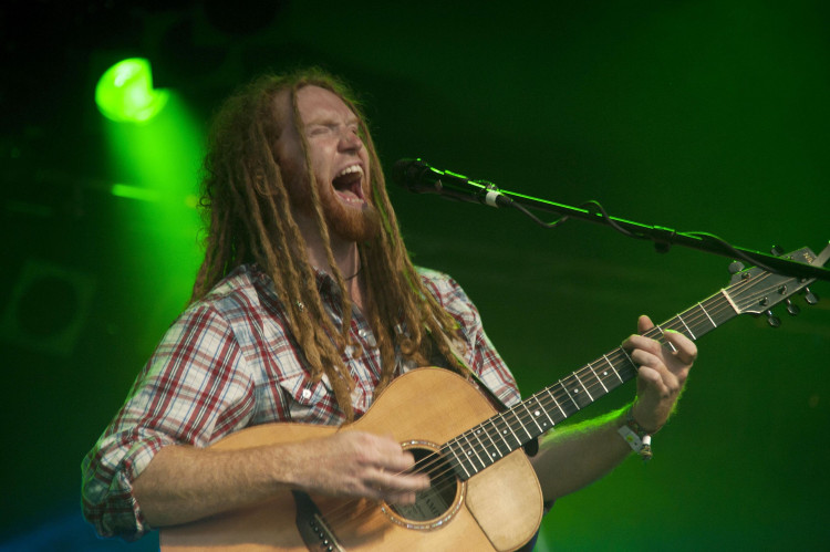 His best-known song 'Dream Catch Me', reached No. 16 in the UK charts. (Image - CC-BY-SA 2.0 Bryan Ledgard Unchanged https://commons.wikimedia.org/wiki/File:Newton_Faulkner_2011.jpg / https://creativecommons.org/licenses/by-sa/2.0/deed.en) 