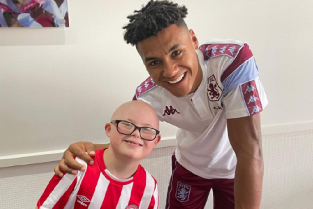 Woody (left) alongside England and Aston Villa forward, Ollie Watkins (credit: Skylarks). 