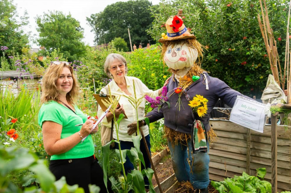 Kenilworth Town Clerk Maggie Field and allotments secretary Lily Brownjohn judging the scarecrow competition (image via Kenilworth Allotments)