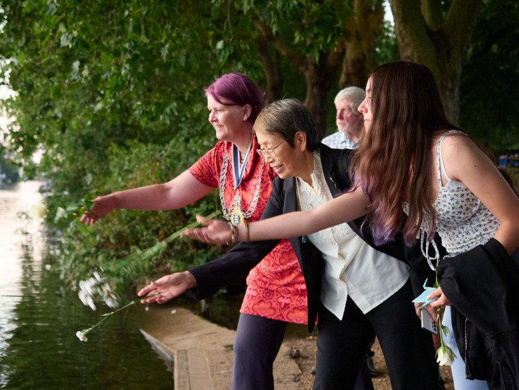 Kingston Mayor Cllr Liz Green joined Peace Council supporters to strew white flowers on the Thames (image by Ollie Monk)