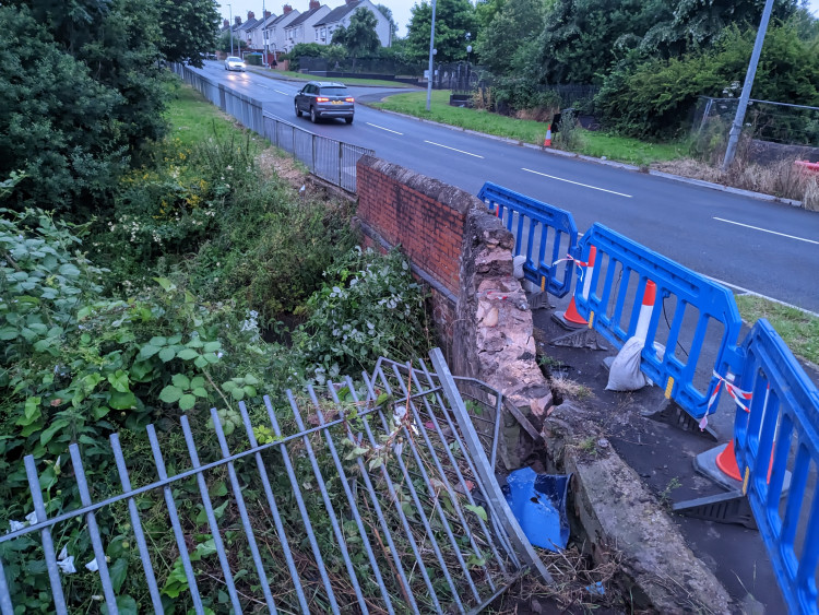 Two-way traffic lights were installed on Minshull New Road on Monday 23 September, at its section going over Leighton Brook (CEC Highways).