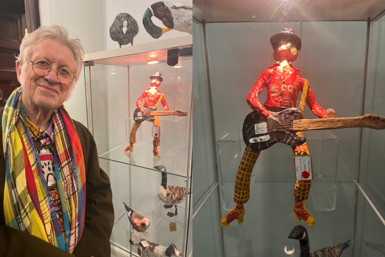 Imagine walking into an art exhibition and seeing a mini version of yourself, we bet it feels 'wild, wild, wild'! (Image - Suzan Holder / @HolderSuzan x.com)