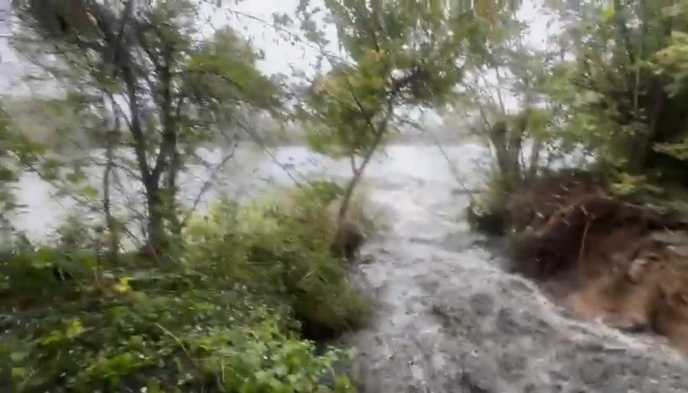 A section of the Thames towpath between Richmond Lock and Kew Gardens car park has collapsed into the river (Credit: Ed Baker)