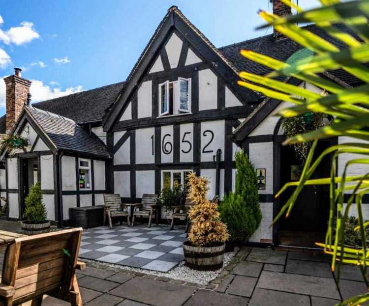  The White Lion Weston offers 17 en-suite rooms whilst combining the history of a 17th-century inn, with all the modern comforts you would expect from a boutique hotel (The White Lion Weston).