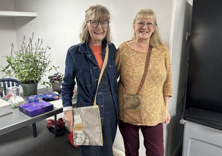 Carole Anne Poole (left) of The ALEX Project and bag-maker Janice Byrne (right). (Image - Macclesfield Nub News)