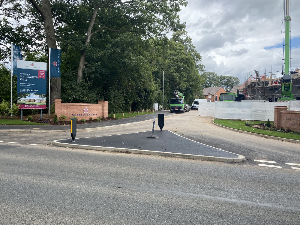 The entrance to Kenilworth Gate on Leamington Road (image by James Smith)