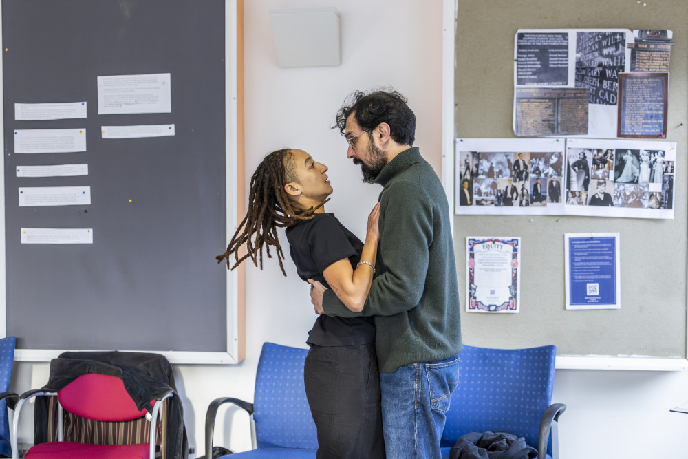 Patricia Allison as Viola (left) and Tom Kanji as Duke Orsino (credit: Ellie Kurttz).