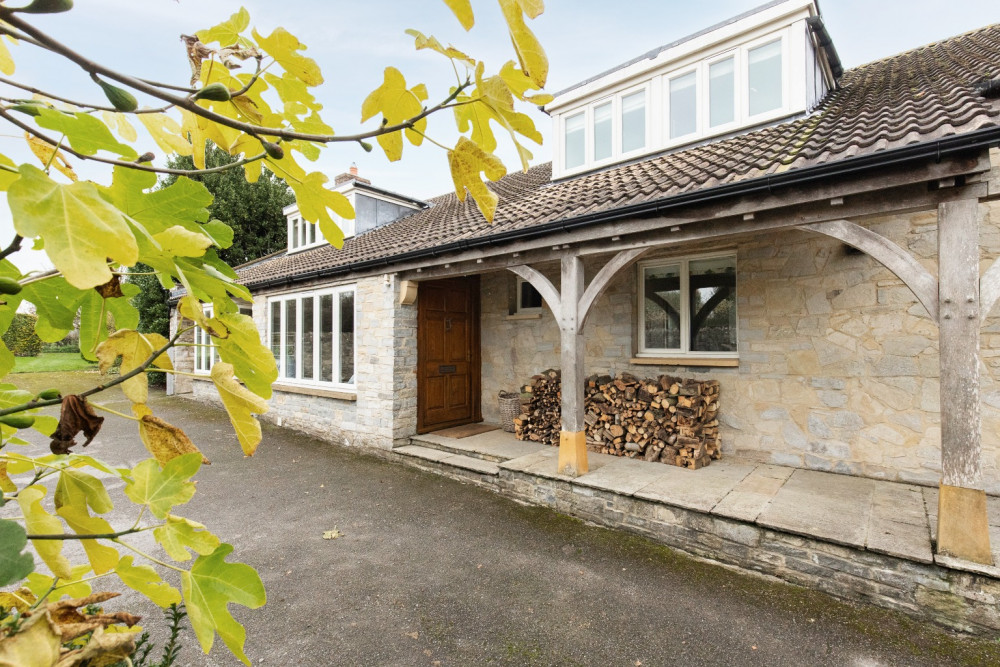 Castle Furlong Farm offers breathtaking views, spacious living, and a slice of serene Somerset life near Wedmore.