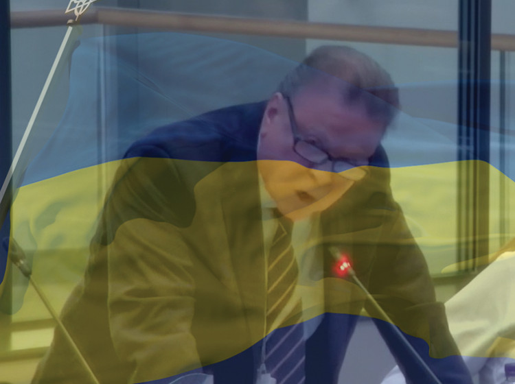 Flagging up a message. Cllr David Day puts his motion.