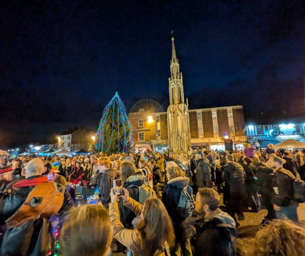 Mayor Lokabee Lokabandhu led the countdown to the eagerly awaited Christmas tree lights switch-on in Market Square. (All photos: LL/DILU) Mayor Lokabee Lokabandhu led the countdown to the eagerly awaited Christmas tree lights switch-on in Market Square. (All photos: LL/DILU)