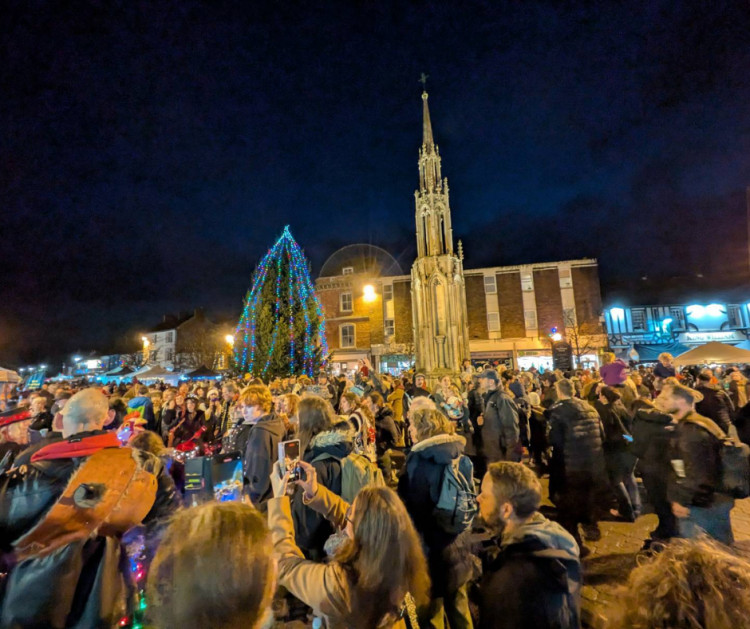 Mayor Lokabee Lokabandhu led the countdown to the eagerly awaited Christmas tree lights switch-on in Market Square. (All photos: LL/DILU) 