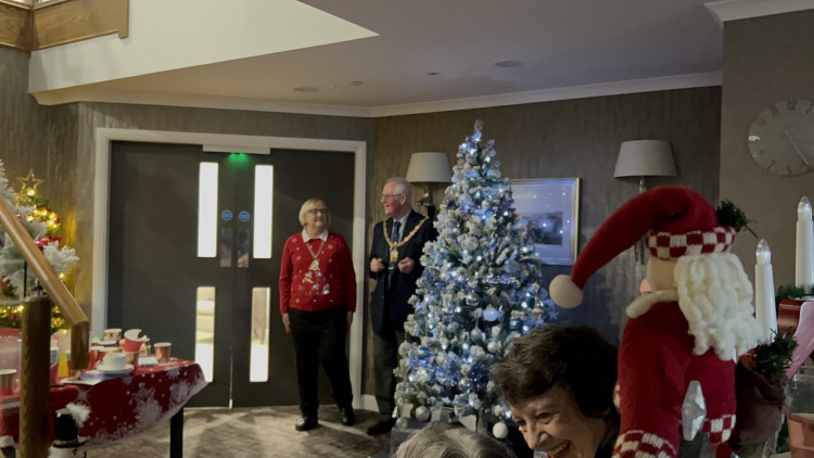 The Christmas lights were switched on by the Stone Town Mayor and Mayoress (Nub News).