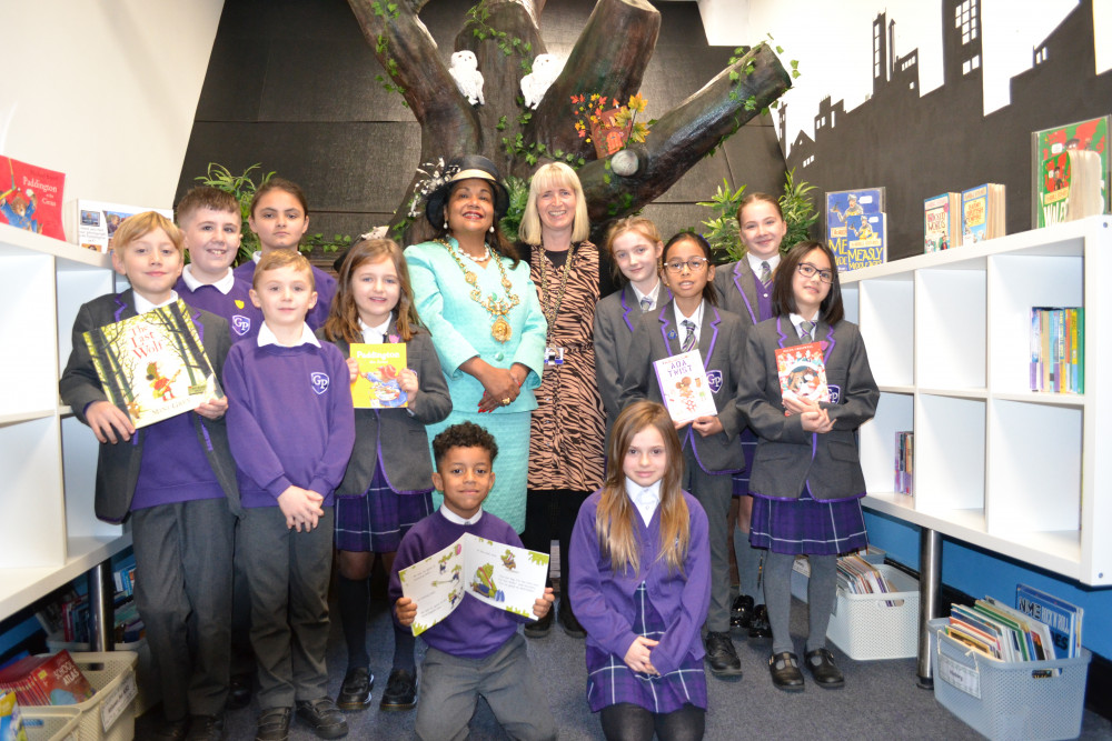 Lord Mayor of Chester, Cllr Razia Daniels with pupils and Headteacher, Karen Rodgers (Image via: Grosvenor Park Academy)