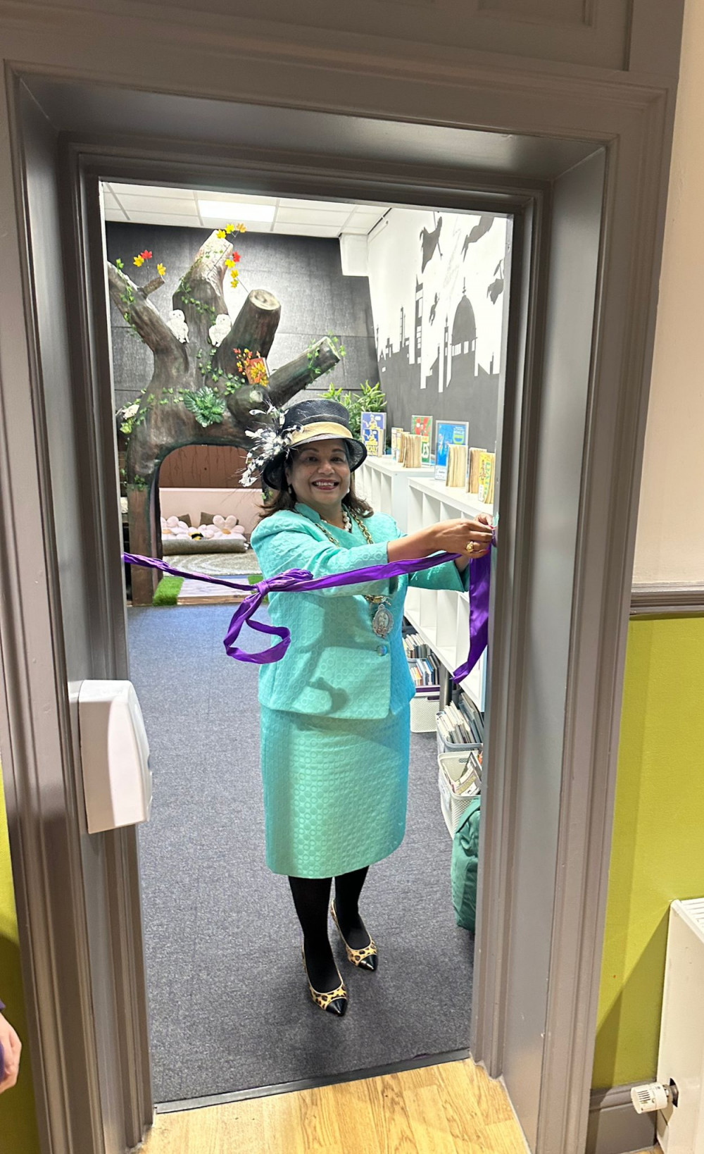 Lord Mayor of Chester, Cllr Razia Daniels cuts the ribbon on the new school library (Image via: Grosvenor Park Academy)