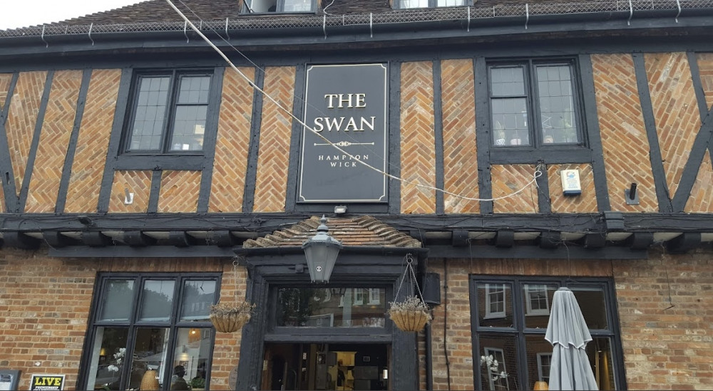 The Swan is located at 22 High St, Hampton Wick, Kingston upon Thames KT1 4DB (Image via Google Maps)