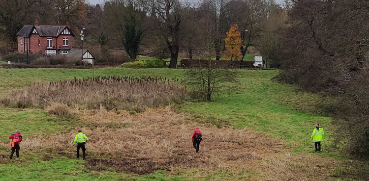 Police and volunteers searching for John around Kenilworth Castle (image by Warwickshire Police)