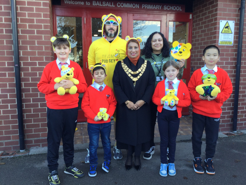 Solihull Mayor Cllr Shahin Ashraf, Ryan Bird, swim teacher, Manpreet Bains, Assistant Headteacher and pupils.