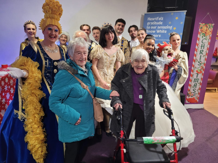 A special time for Thurrock Re-engage guests with the cast of Snow White at the Thameside Theatre.