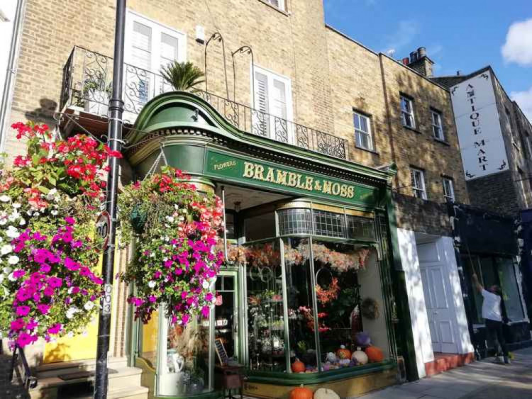 Shops across Richmond borough are getting ready for Christmas (Credit: Nub News)