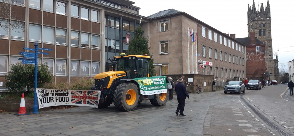 Farmers pull up outside Shire Hall, Warwick (image by Andy Mitchell)