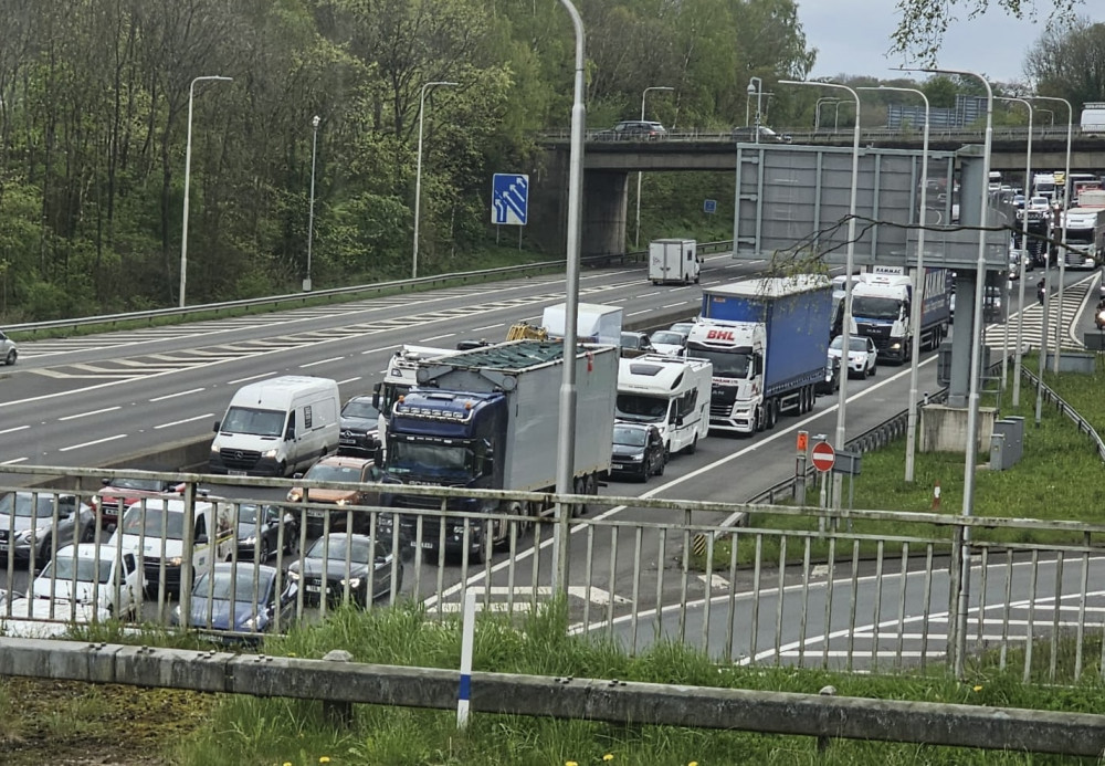 One lane of the M6 is closed between J16 and J15 (Nub News).