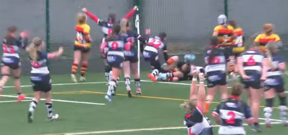 Jessica Pettafor dives over for the game's final try. 