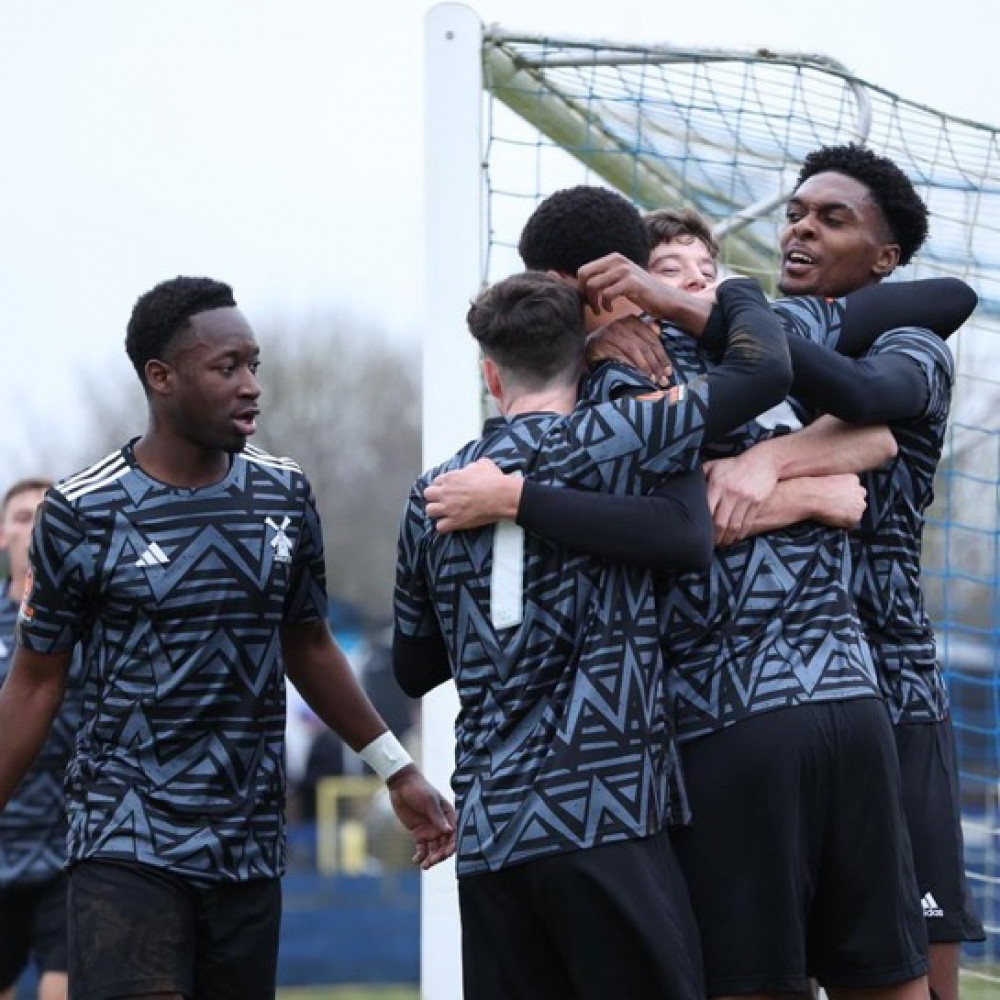 Aveley celebrate their goal. Picture by Tiego Grenho.