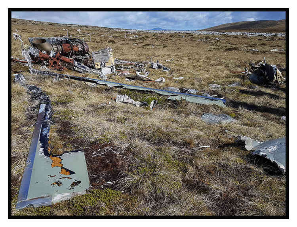 Argentine helicopter wreckage (picture by Shaun Sams - Enjoy My Art) Argentine helicopter wreckage (picture by Shaun Sams - Enjoy My Art)