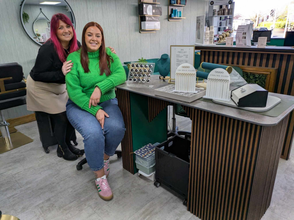 Megan (left) and Ellie with their new jewellery business stand. (Photo: Nub News) 