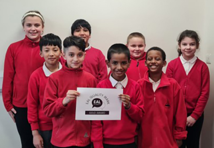 Pupils at Thameside show off the award. 