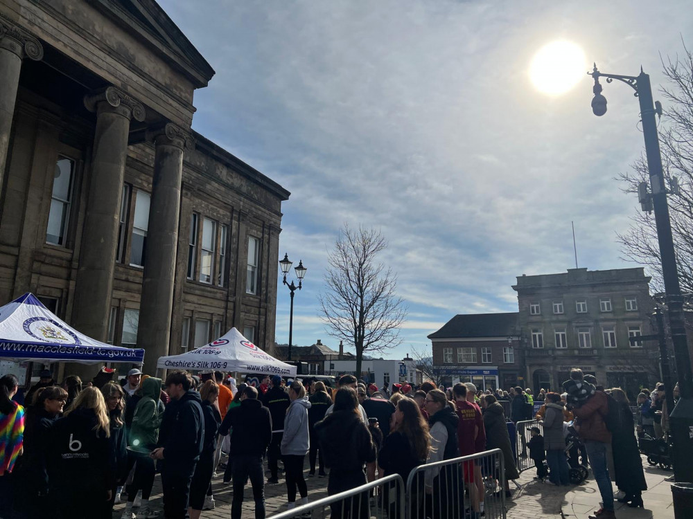 Crowds flocked to Market Place to watch the racing (Credit: Nub News)