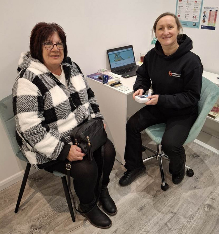 Dee, a One You Cheshire East Be Smoke Free member alongside Karolina Ayers Health and Wellbeing coach manager at One You. (Photo: Everybody 