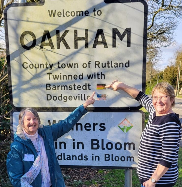 Susanne Schmidt (right) with her host Julia Watson next to the twinning sign at the entrance to Oakham (Photo: Oakham and District Twinning Association)