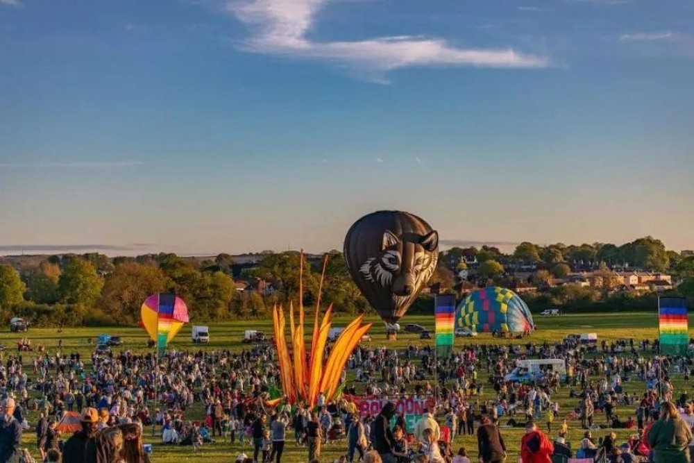 Hot air balloons will illuminate the night sky during the Sky Safari Night Glow at Shepton Mallet’s Balloons & Tunes Festival.