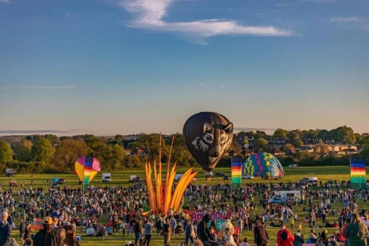 Hot air balloons will illuminate the night sky during the Sky Safari Night Glow at Shepton Mallet’s Balloons & Tunes Festival.