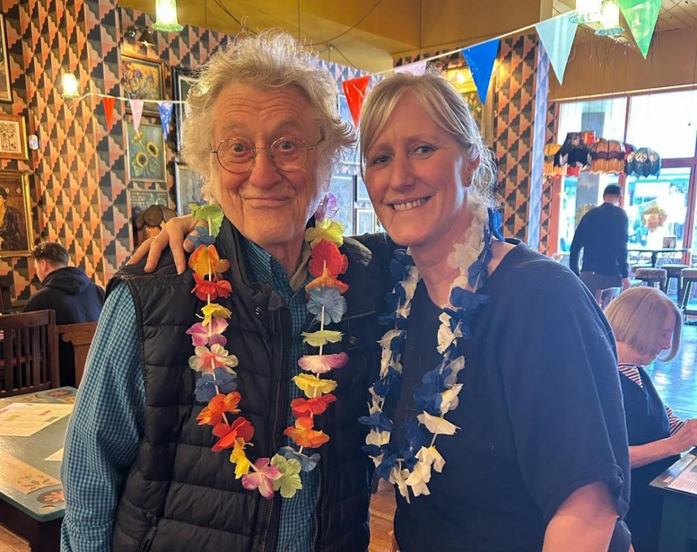 Noddy Holder with general manager Elli Warhurst (Credit: Panadero Lounge)