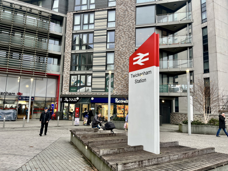 Buses replace trains between Clapham Junction and Barnes on 15 March and between Clapham Junction, Kew Bridge and Twickenham via Richmond on 16 March (credit: Cesar Medina).