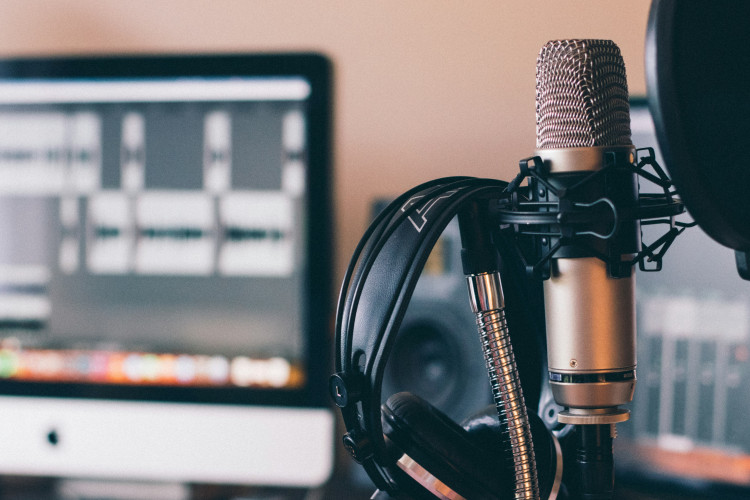 Arts Richmond invites Richmond residents or students to submit original, unpublished radio plays by 30 May 2025 (credit: Will Francis/Unsplash).