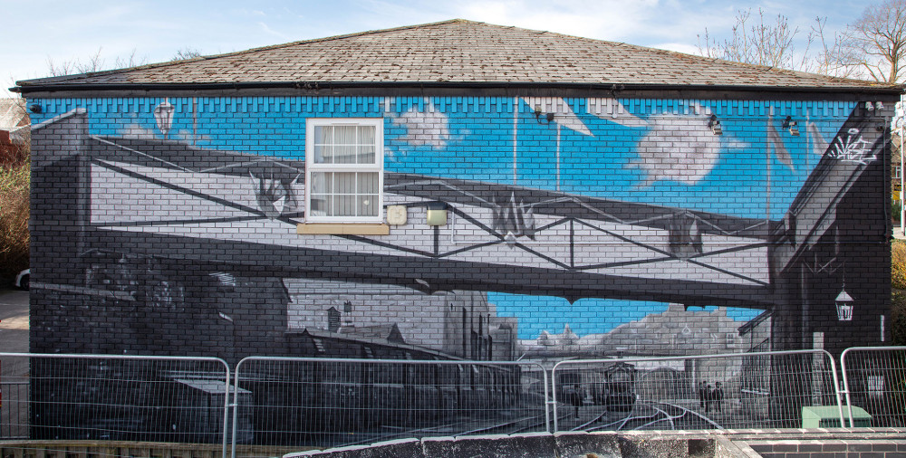 New railway mural ‘Making Crewe’ has been completed by a renowned street artist Akse 019 on Forge Street. The design is based on the original photograph belonging to the LNWR Society (Peter Robinson).