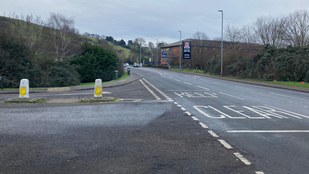 Millstream estate residents urge Glastonbury Town Council to support pedestrian crossings on A39.