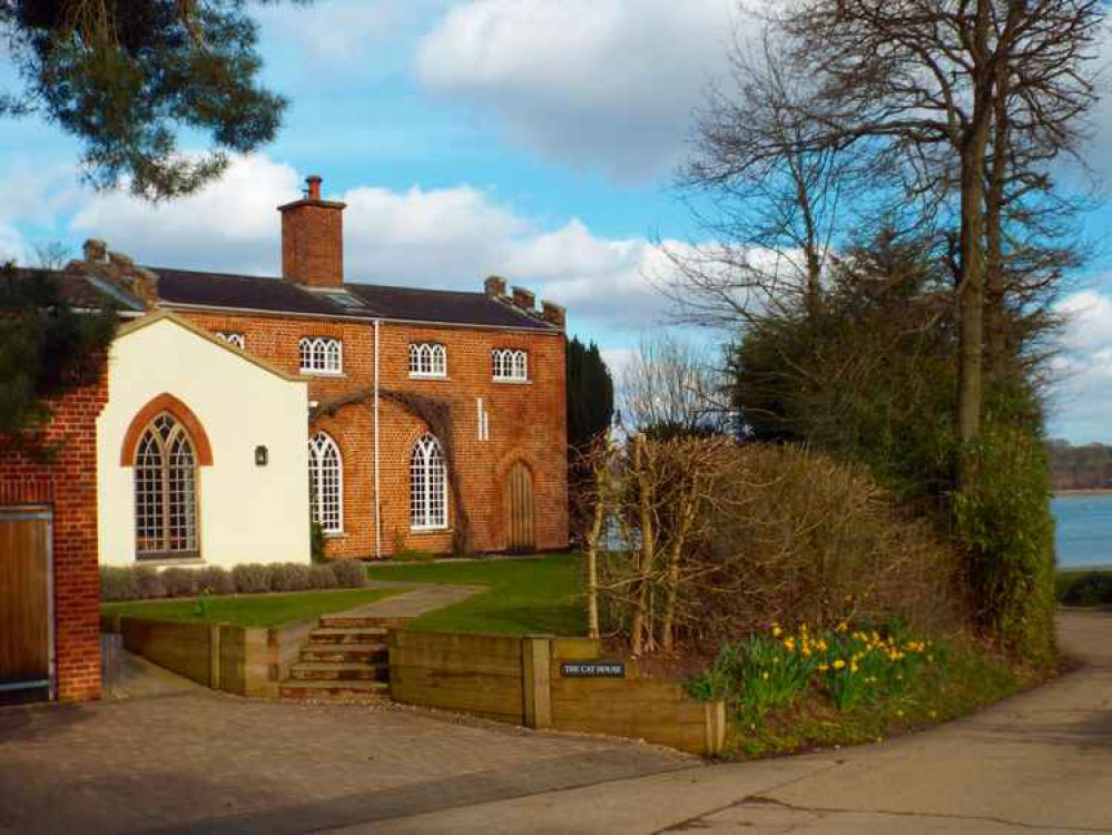 Legend has it the Cat House in Woolverstone used a cat image to warn smugglers of Custom Men's presence