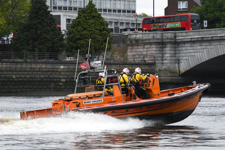 With London set for 21°C on Saturday, May 3, RNLI urges River Thames safety: cold waters can cause shock (Credit: Stephen Duncombe)
