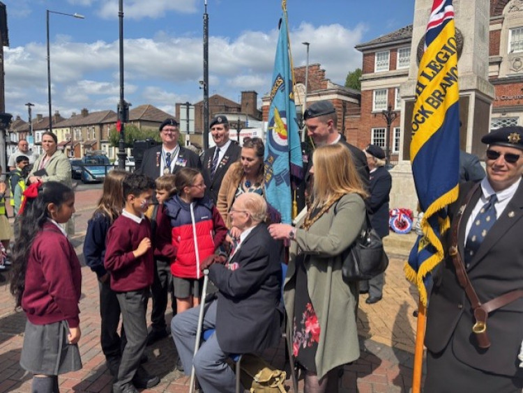 Veteran Jim Gooding, MP Jen Craft and Mayor Cllr Kairen Raper with youngsters from Woodside Academy after the ceremony. 