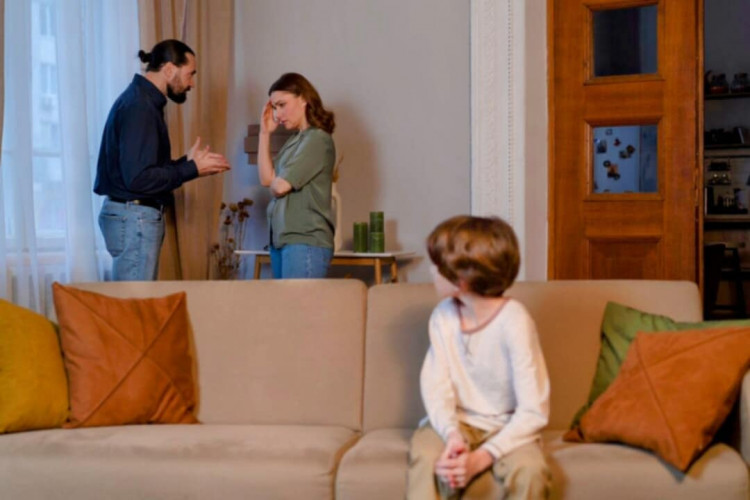 Check out five strategies that can help families talk more clearly, listen more fully, and reduce day-to-day tension (Designed by Freepik).