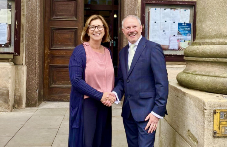 Councillors Liz Wardlaw and Stewart Gardiner (Credit: Cheshire East Conservative Group)